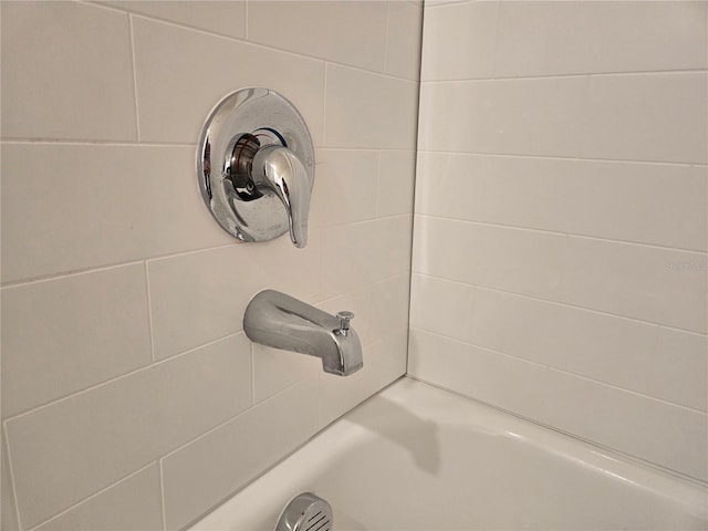 details featuring tiled shower / bath