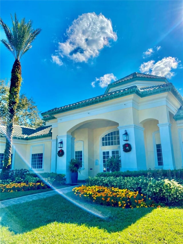 view of front facade with a front lawn