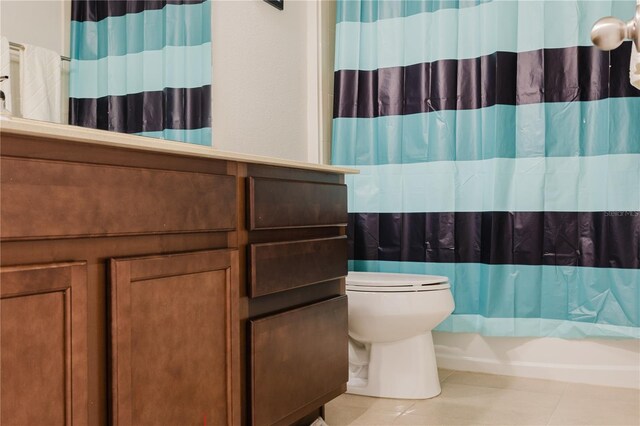 bathroom with toilet and shower / tub combo with curtain