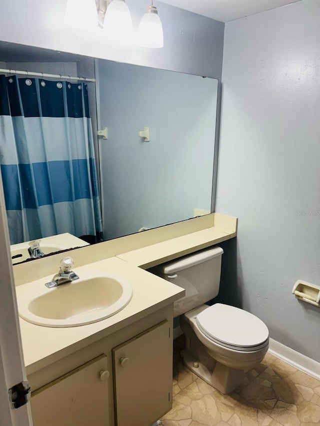 bathroom with a shower with curtain, vanity, and toilet