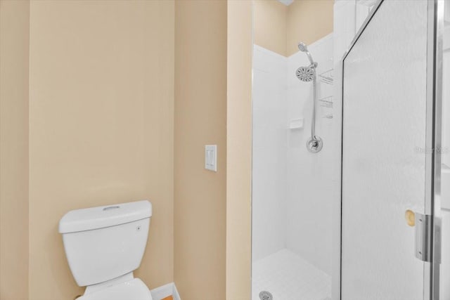 bathroom with toilet and tiled shower