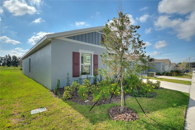 view of front of home featuring a front lawn