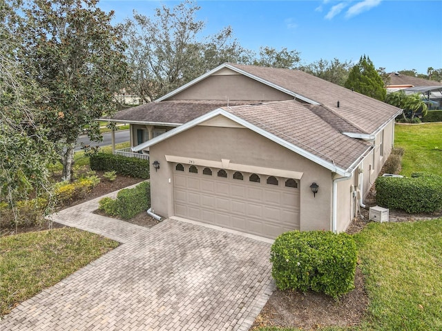 view of front of property featuring a front yard