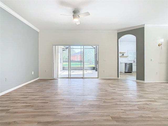 unfurnished room featuring ceiling fan, crown molding, and light wood-type flooring