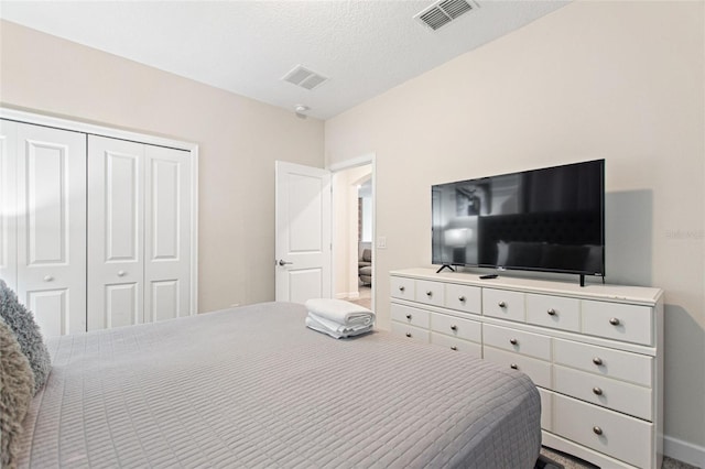 bedroom featuring a textured ceiling and a closet