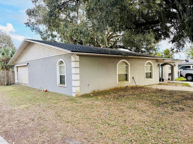 single story home featuring a front lawn