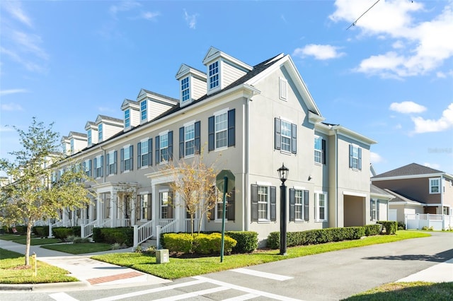 view of front of house with a front lawn