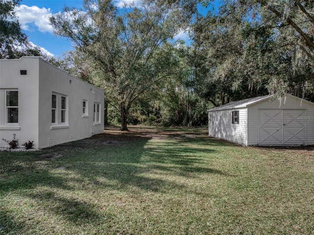 view of yard featuring an outbuilding