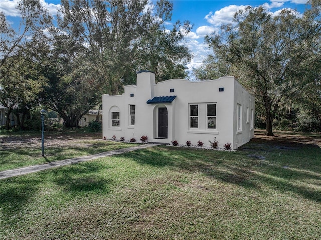 view of front of property featuring a front lawn