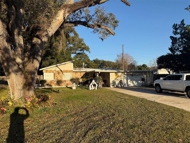 view of front facade with a front lawn