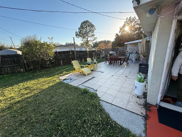 view of yard featuring a patio