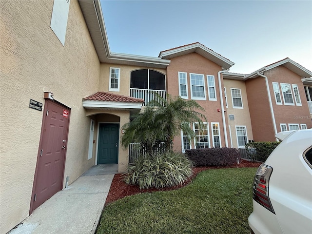 view of front of home with a front lawn