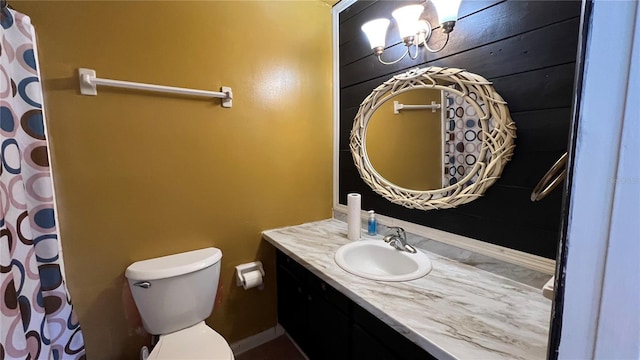full bathroom featuring an inviting chandelier, vanity, toilet, and a shower with shower curtain