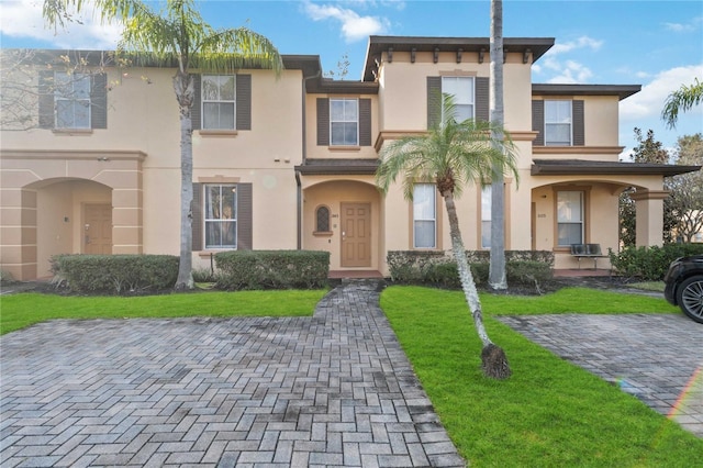 view of front of property with a front yard