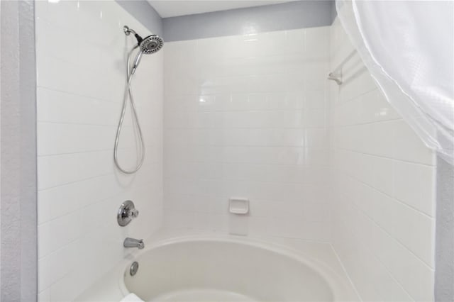 bathroom with tiled shower / bath combo