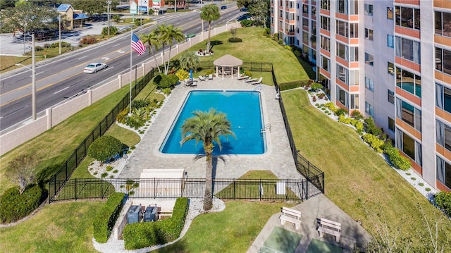 view of swimming pool