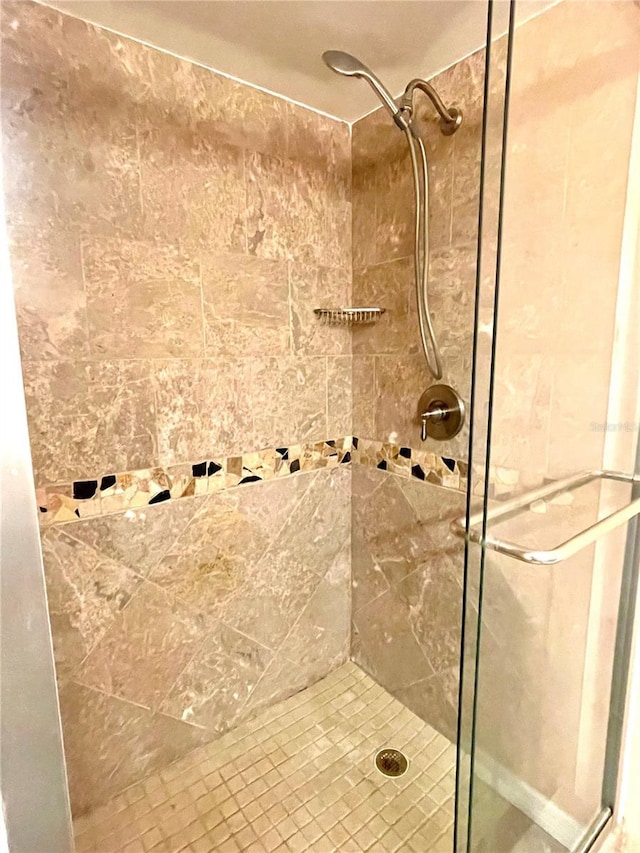 bathroom featuring tiled shower