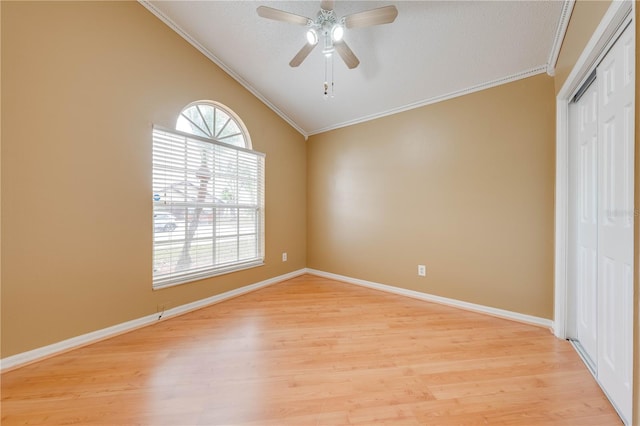 spare room with light hardwood / wood-style flooring, a textured ceiling, lofted ceiling, ceiling fan, and crown molding