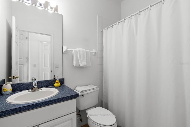 bathroom with a shower with curtain, vanity, and toilet