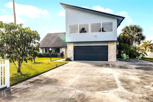 view of front facade featuring a front lawn and a garage