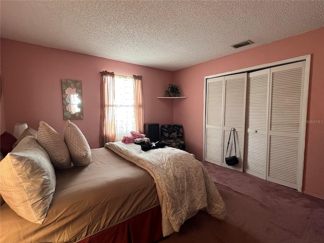 bedroom with carpet flooring, a closet, and a textured ceiling