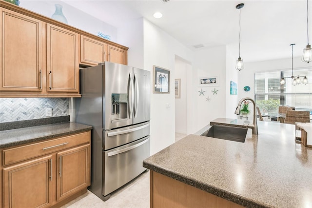 kitchen with backsplash, an inviting chandelier, sink, hanging light fixtures, and stainless steel fridge with ice dispenser