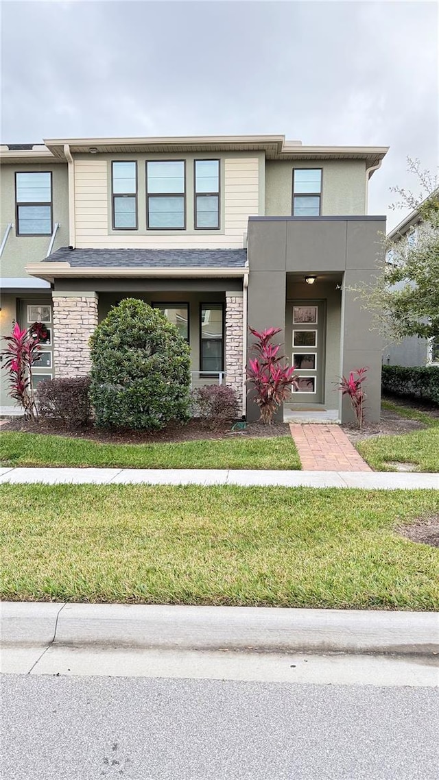 view of front of home featuring a front lawn