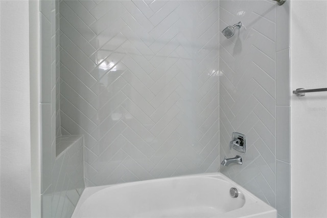 bathroom featuring tiled shower / bath