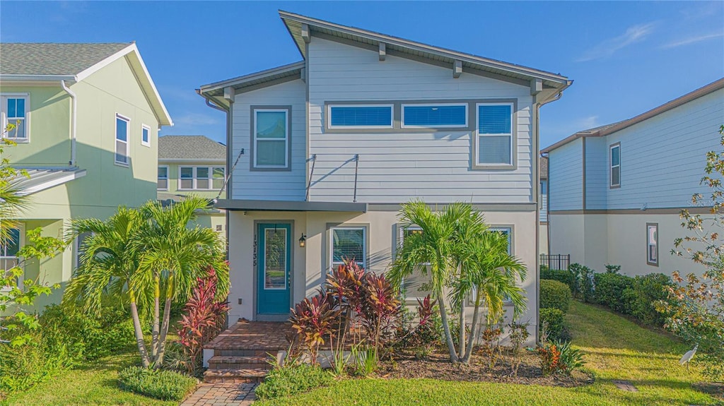 view of front of property featuring a front yard