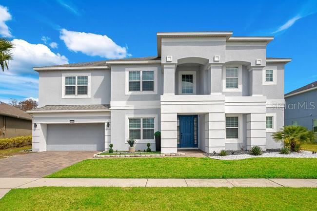 view of front of house featuring a front lawn and a garage