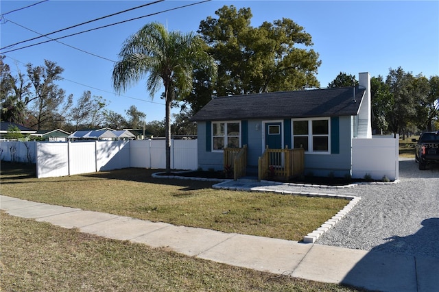 view of front of property featuring a front yard