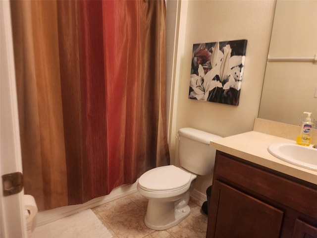 bathroom with a shower with curtain, vanity, and toilet