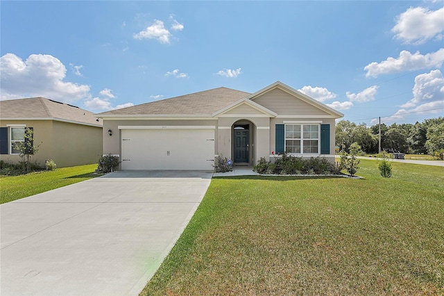 view of front of property featuring a front yard