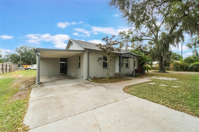 view of front of property featuring a front lawn and a carport