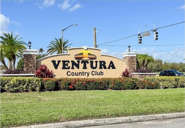 community sign featuring a yard