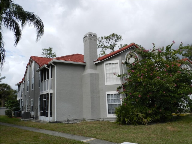 view of side of property featuring a lawn