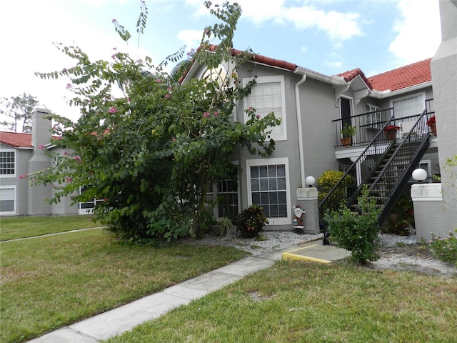 view of front facade with a front yard