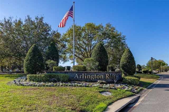 community / neighborhood sign featuring a lawn