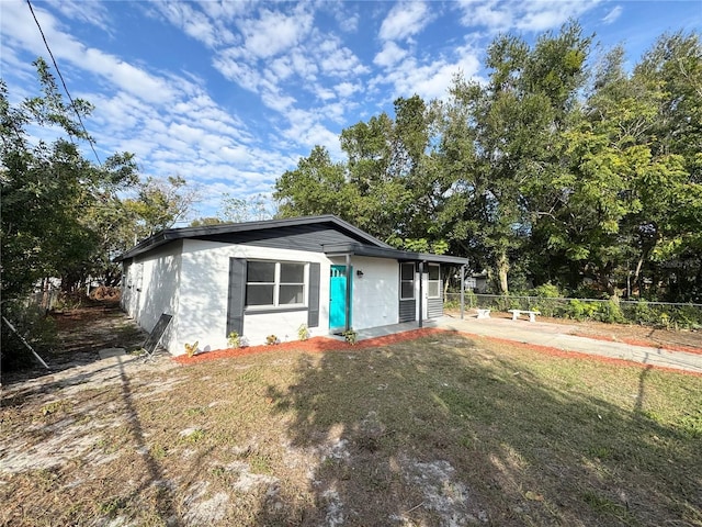 view of front of house featuring a front yard