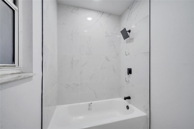 bathroom with tiled shower / bath combo