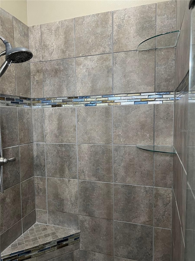 room details featuring a tile shower