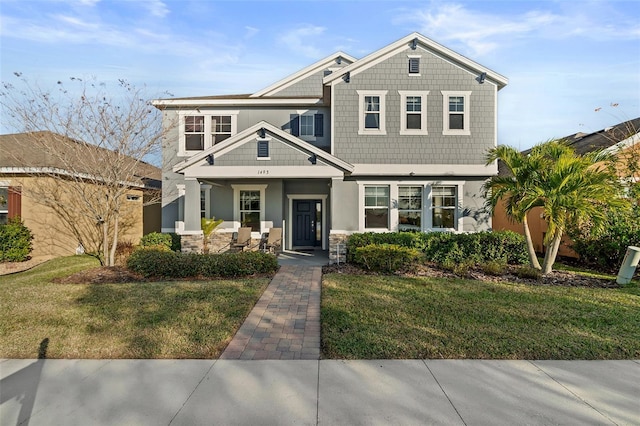 view of front of property featuring a front yard