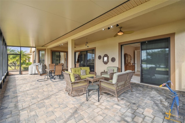 sunroom with ceiling fan