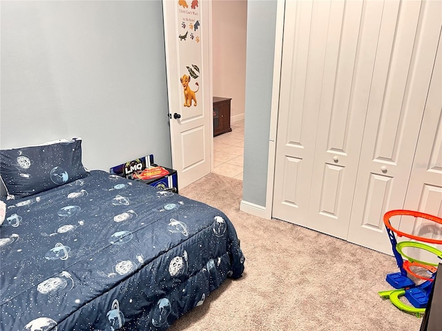 bedroom featuring carpet floors and a closet