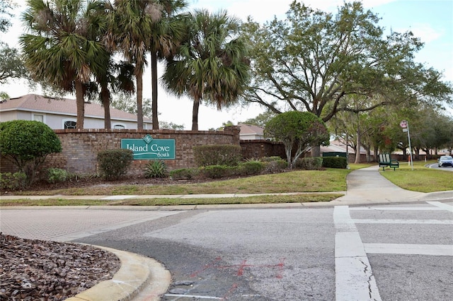 community / neighborhood sign featuring a lawn