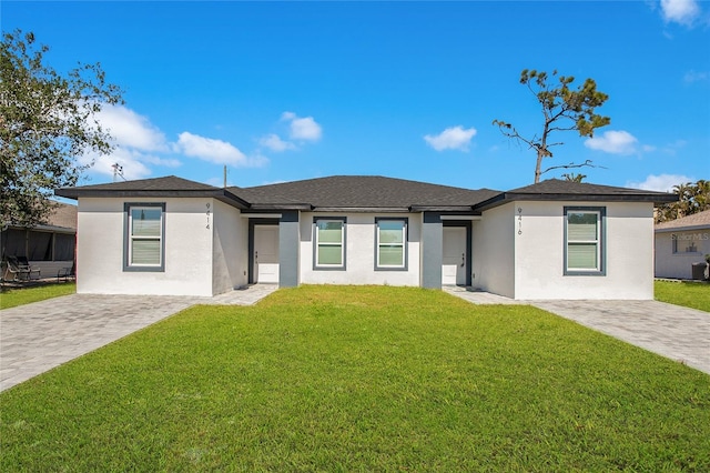 view of front of property featuring a front yard