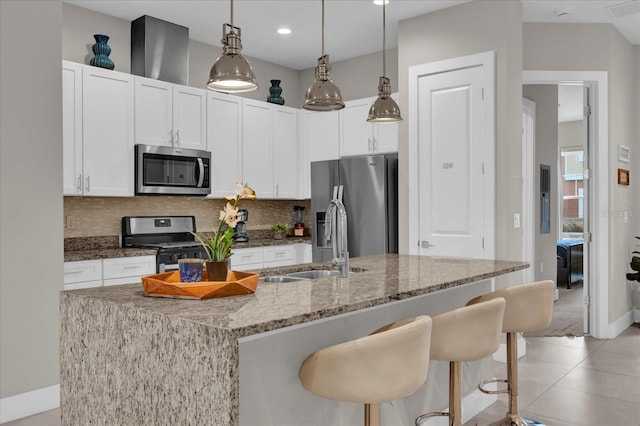 kitchen with sink, pendant lighting, a center island with sink, and stainless steel appliances