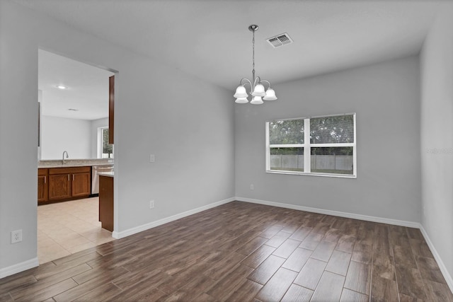 spare room with an inviting chandelier and sink