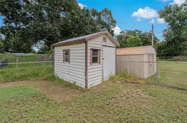 view of outdoor structure featuring a yard