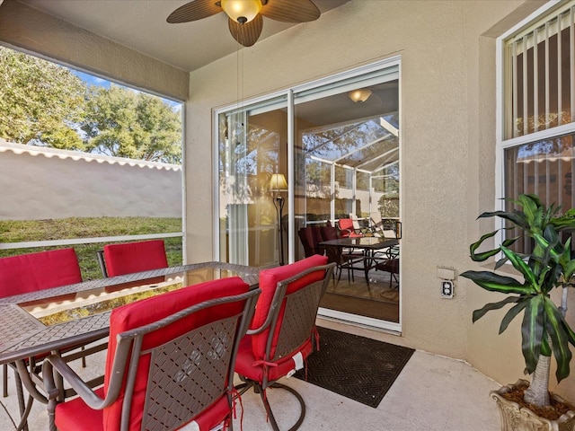 sunroom with ceiling fan